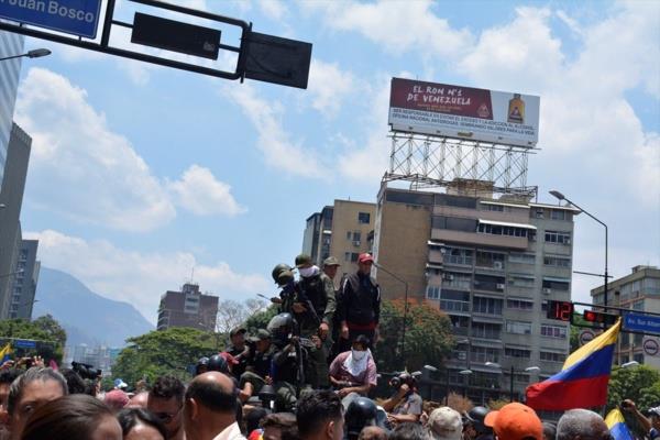 Ba�kent Caracas'ta baz� askeri birliklerin yollar� kesti�i, baz� yollarda da askeri ara�lar�n g�r�ld��� belirtilmi�ti.