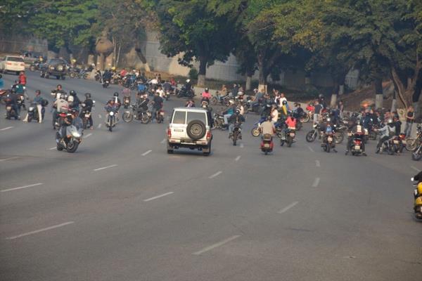 Venezuela Savunma Bakan� Vladimir Padrino, darbe giri�imi s�ras�nda bir albay�n boynundan vuruldu�unu belirterek, olaydan muhalifleri sorumlu tuttu�unu bildirdi.