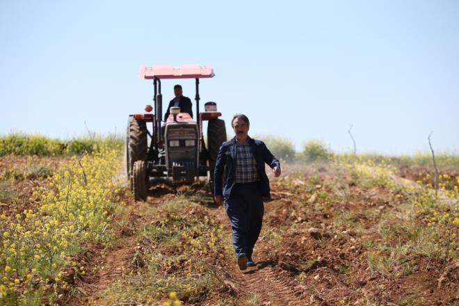 Nev�ehir Hac� Bekta� Veli �niversitesi Rekt�r� Prof. Dr. Mazhar Ba�l�, izinlerini memleketi �anl�urfa'n�n Halfeti il�esindeki k�y�nde f�st�k ve zeytin a�a�lar�yla ilgilenerek ge�iriyor.