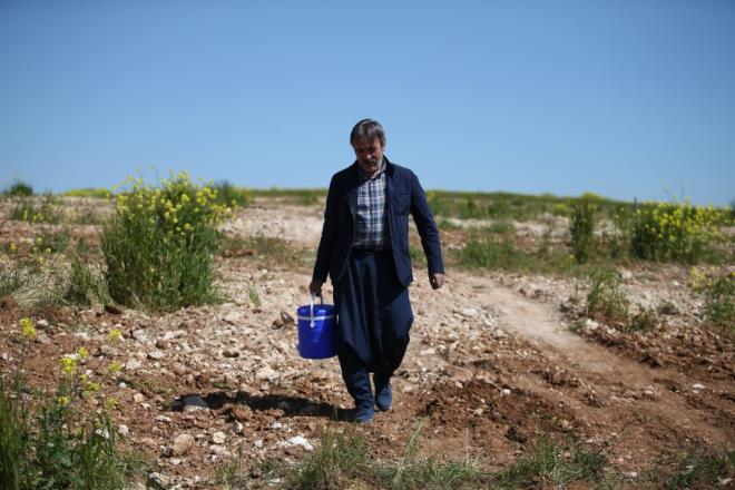 Y�re �ift�isine �rnek olmay� ama�l�yor   <br>  K�y�ne geldi�inde y�resel k�yafetlerini giyerek i�e koyulan Rekt�r Prof. Dr. Mazhar Ba�l�, tarlan�n s�r�m�nden a�a�lar�n budanmas�na, yabanc� otlar�n toplanmas�ndan �r�n�n hasad�na kadar bir�ok i�i yapmaya �al���yor. Prof. Dr. Mazhar Ba�l�, �imdi ise b�lgede ilk kez uygulanan ve kayal�k arazilerde yer alt� damlama sulama sistemini devreye sokarak y�re �ift�isine �rnek olmay� ama�l�yor.