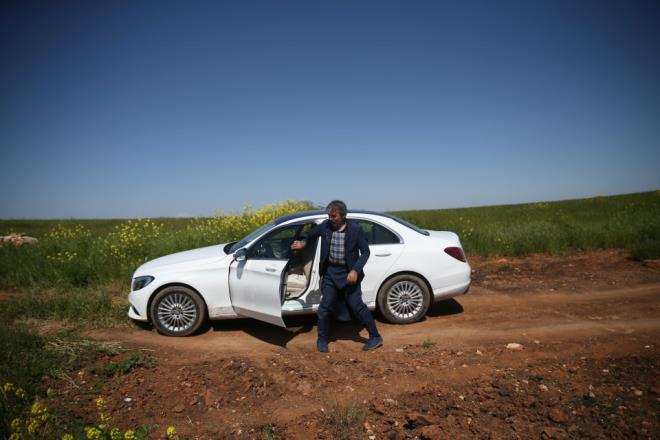 Akademik �al��malar�na ra�men do�up b�y�d��� k�y�nden kopamayan Ba�l�, izinlerinde Antep f�st���yla �nl� Halfeti il�esine 25 kilometre mesafedeki A�a�l� Mahallesi'nde gelerek ailesiyle tarlada �al���yor.