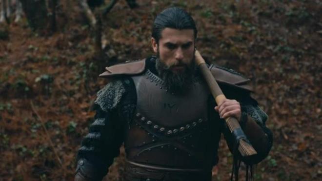 Turgut Alp karakterinin bu �ekilde �ld�r�lmesi durumunda diziyi boykot etmeyi bile d���nd���n� s�yleyenler var.  <br>  146. b�l�m�n sonunda sosyal medyada yaz�lan yorumlara bak�l�rsa Dirili� Ertu�rul dizisi fanlar� senaryodan �ikayet�i… Turgut Alp karakterinin de ya�amas�n�, �lmemesini istiyor.  <br>  Mehmet Bozda�’a da mesaj yollayan dizi hayranlar� isteklerini sosyal medyadan belirtiyor.  <br>  G�ndo�du Bey ve adamlar� tutsak edilen Ertu�rul Beyi ar�yor. G�ndo�du Bey amac�na ula�acak m� yoksa o da m� tuza�a d��ecek 147. b�l�mde ortaya ��kacak.