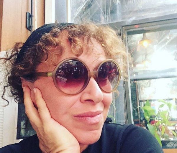 �ebnem S�nmez kimdir?: 5 Haziran 1968 tarihinde �stanbul’da do�mu�tur. Pendik lisesinde okurken Pendik Gen�lik Tiyatrosu'nda tiyatro ile ilgilendi. Kartal Sanat Tiyatrosu ve Taner Barlas Mim Tiyatrosunda oynad�. Amat�r tiyatronun �ok yarar�n� g�rd�. Her alanda �al��t�; yazd�, dekor yapt�, kost�m dikti, oyun koydu. �stanbul �niversitesi Devlet Konservatuar�'ndan mezun oldu.