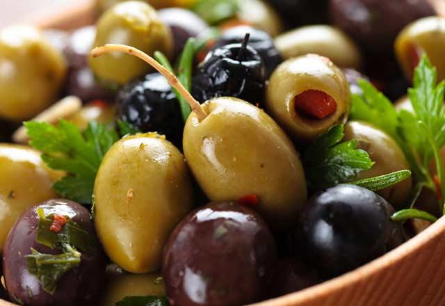 Ramazan ay� boyunca evde t�ketilebilecek besinlerle a�l�k drencinin art�r�larak midenin korunabilece�ine dikkat �eken Dr. �mit Akta�, do�ru bir sahur sofras� i�in; tereya��na k�r�lm�� iki yumurta, yan�nda da bol ya�l� bir par�a peynir, �zerine bol s�zma zeytinya�� gezdirilmi� zeytin ve mevsim salatas� �neriyor. G�n boyunca susar�m endi�esi ya�amadan rahatl�kla evde yap�lm�� tur�u, kavurma veya sucuk da t�ketilebilece�ine dikkat �ekiyor.     Sahurda karbonhidrat�n yan� s�ra �eker t�ketimine de dikkat edilmesi gerekti�ini s�yleyen Akta�, “Ramazan ay�nda karbonhidrat, gluten i�eren g�dalar ve �ekerden uzak durulmal�. �zellikle diyabet ve romatizmal hastal��� olanlar bu t�r �r�nleri kesinlikle t�ketmemeli!” diyor.