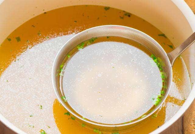 - Abart�l� iftar sofralar�ndan ka��n�n. ��nk� iftarda a��r yemekler t�ketildi�inde kan �ekeri dengesizlikleri ya�an�r ve bu da ciddi s�k�nt�lara yol a�ar  <br>  - Ramazan ay�yla �zde�le�en �erbetli tatl�lardan uzak durun. Tatl� ihtiyac�n�z� taze ve kuru meyvelerle gidermeyi deneyin!