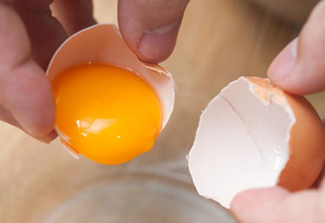 - Oru� tutarken yap�lan en b�y�k hatalardan biri bir defada �ok fazla su i�mektir, ��nk� i�ti�iniz su an�nda v�cuttan at�l�r. �ftardan imsak vaktine kadar her yar�m saatte bir, b�y�k bir bardak su i�meye �al���n.  <br>  - Lavanta ve �hlamur �aylar� susuzlu�a �ok iyi gelir. Deneyin!    <br>  - Sahurda yumurtay� eksik etmeyin. Bol tereya��nda pi�irin. Bu kombinasyon saatlerce tok tutar, a�l�k ataklar�n� �nler