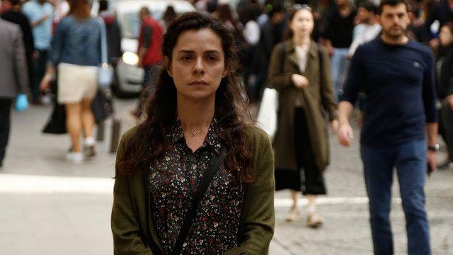 Kadn son blmde yaanan bu hata ise ekran bandaki dikkatli izleyicinin gznden kamad ve sosyal medyada da yer ald. Akllara ise ynetmende mi bu fark anlamad sorusunu akllara getirdi.