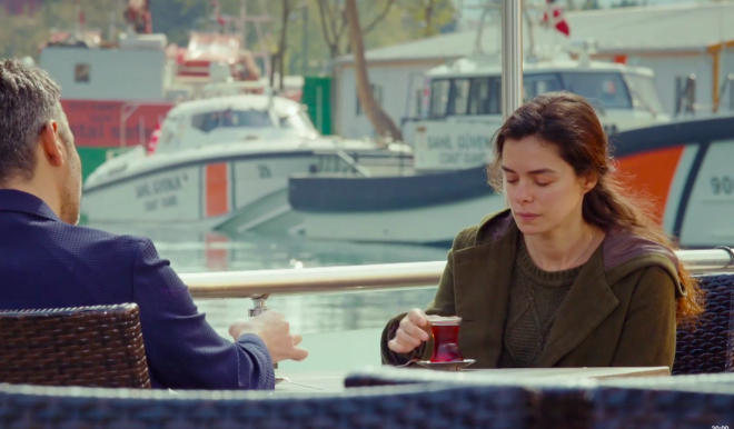 Evden kmadan nce dmdz olan salar dier sahnede de eskisi gibi dalgal ve bakmsz bir hal alr.