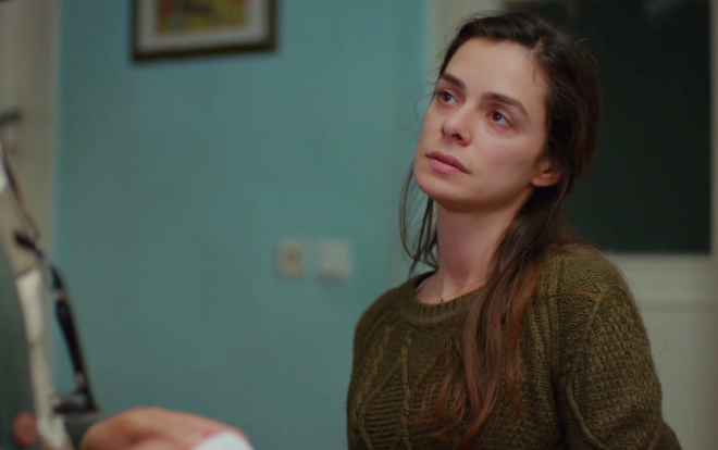 Sarp ile konumas biten Bahar tekrar eve dner. Fakat nasl oluyorsa Bahar'n salar kapdan girer girmez yine fnl, bakml ve dmdz bir hal alr.