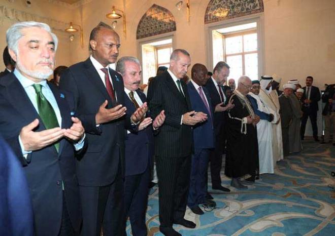 Temeli 6 yl nce atlan, 63 bin kiinin ayn anda ibadet edebilecei bir kompleks olarak tasarlanan Trkiye'nin en byk camisi "Byk amlca Camisi" Cumhurbakan Recep Tayyip Erdoan'n katlmyla ald.