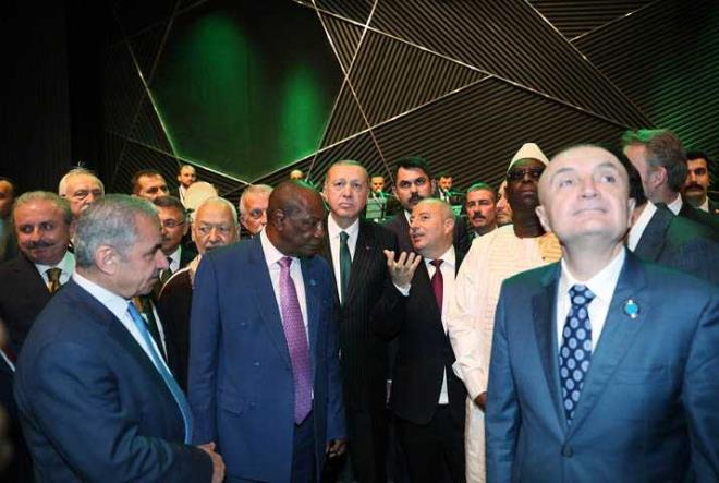 Al nedeniyle camiye kan alanlarda youn gvenlik nlemleri alnd. Buraya gelen vatandalar, grevlilerin ynlendirmesi ve arama noktalarnn ardndan camiye girdi.