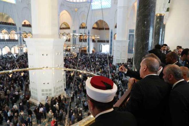 Al treni ncesinde Trkiye Cumhurbakan Recep Tayyip Erdoan'n yan sra resmi davetliler ve vatandalar cuma namaz iin camiye geldi.