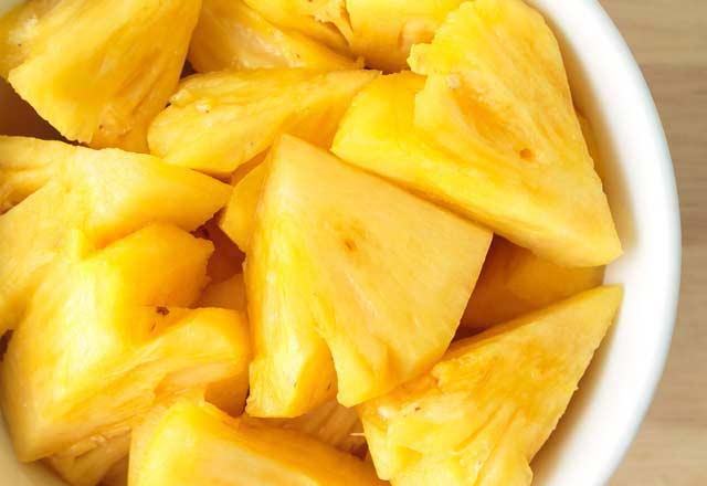 Ananas <br>      Ananas zellikle yorgunlua yol aan demin atlmasnda byk etkiye sahip bir meyve. C vitamini asndan zengin olmas ve ierdii bromelain enzimi sayesinde baklk sistemini koruyor, vcut direncinin glenmesini salyor. Lif oran olduka yksek olan ananas gnde 2 halkay gemeyecek ekilde tketebilirsiniz.