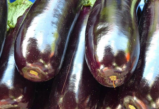 Malzemeler<br>      -rice bir patlcan  -Yarm litre su  -Bir limonun suyu<br>      Nasl yaplr:    Patlcan soyup ufak paralara bln.Ardndan, yarm litre souk su dolu bir kaba koyup birka saat bekletin. Eer isterseniz bunu bir gn nceden yapabilirsiniz; bylece ertesi sabaha hazr olur. Yeterince beklettikten sonra kaynatarak piirin. En az 15 dakika kaynatn.