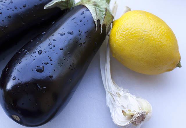 Su kaynadktan sonra limon suyunu ekleyin. Altn ksp 10 dakika demlendirin. Ardndan blendrdan geirip, suyunu ve sebzesini yumuak ve iyi karm bir pre haline getirin. Unutmayn, bu patlcan suyu diyet yaptnz gnlerde ana nnzden 15 dakika nce iilmelidir. stediiniz sklkta limon ekleyebilirsiniz nk tad biraz ac olduundan imesi zor olabilir. Limon, tadn ok daha kolaylatracaktr.