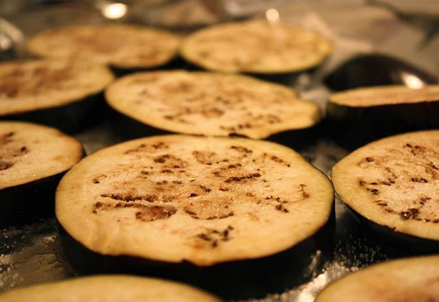 Ana nnz yemeden nce bir bardak patlcan suyu imek, ya emilimini ortadan kaldrmak iin nerilen bir yntemdir. Bunun dnda, kilo verebilmek iin ya oran dk ekilde beslenmeli ve gnde en az yarm saat egzersiz yapmalsnz. Patlcan suyu kilo vermeye yardmc olan harika bir sebzedir ama eer dzgn beslenmezseniz tek bana hibir ie yaramaz.