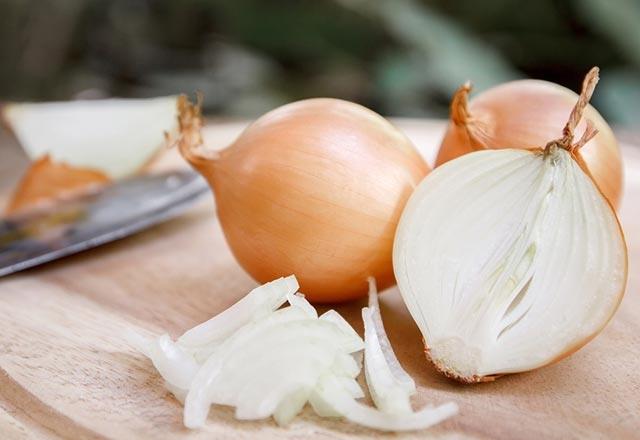 Gnlk hayatta gerek yemeklerde gerek salatalarda kullanlan soan, antibiyotik ve vitamin bakmndan olduka zengindir. Fakat, dilimlenen soanlarda bir o kadar zararl. te dilimlenmi soann zararlar...