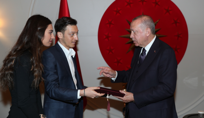 Futbolcu Mesut zil ve oyuncu Amine Gle'nin dn yerleri stanbul'da deniz kenarnda olacak. Nikah ahitliini Trkiye Cumhurbakan Recep Tayyip Erdoan yapacak.  <br>  7 Haziran'da Boaz'da bir otelde Amine Gle ve Mesut zil'in gerekleecek olan dnn Alman gazetesi manet yapt.