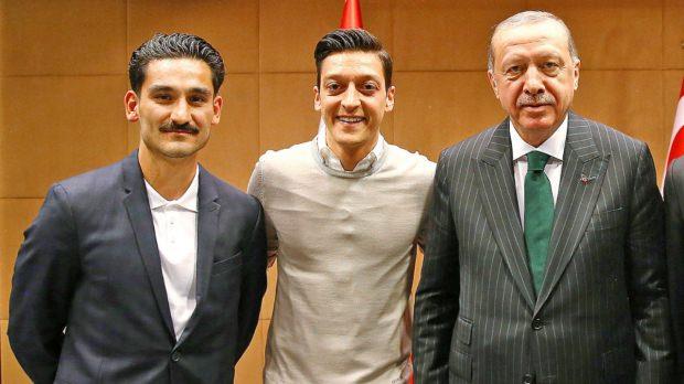 Irk gazete Mesut zil'in, dn 7 Haziran tarihine getirmesini Alman futbolcularnn katlmasn engellemek istediinden olduunu iddia etti.