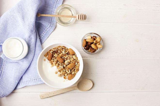 Basit deil kompleks karbonhidratlar tercih edin: <br>ok fazla besin deeri olmayan ancak ok yksek kalorili tatl, beyaz un, ikolata, ekerli aromal iecekler gibi basit karbonhidratl yiyecek ve iecekler kan ekerinde ani ini ve klara yol ayor, sk sk acktryor. Bulgur, tam tahll ekmek, yulaf gibi kompleks karbonhidratlar ise fazla miktarda vitamin, mineral ve posa ierdiinden tok tutuyor. Bu nedenle basit karbonhidratlardan imdiden uzak durmaya balayn ve Ramazan&#8217;da da daha ge ackmak iin kompleks karbonhidratlar tercih edin.