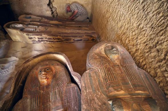 Lahitler ierisinde kiretandan yaplan insan ve hayvan figrleri de bulunuyor.