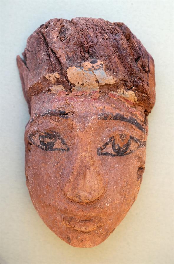 nsan figrlerinin, lahitin sahibi olan kiiyi ve ailesini temsil ettii belirtiliyor.