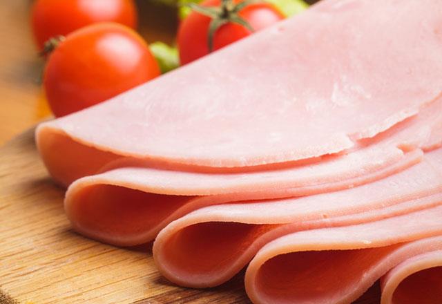 Tuzlu peynir, zeytin, salam, sucuk gibi gdalar susuzluu tetikleyeceinden ly karmamakta fayda var. Sahurda daha ok hafif kahvalt, orba, az ya ile hazrlanm zeytinyallar tercih edilebilir. Mide rahatszlarnn olumasn engelleyebilmek iin zellikle yal besinlerden, kafein ieren kahve ve kakao tketiminden kanlmal ve yemein hemen zerine uykuya yatlmamaldr.<br>      Yaz aylarnda geirilen ramazanda alktan daha nemli bir konu varsa o da susuzluktur. Susamamak iin itiimiz bol suyun yannda su ierii yksek besinleri tketmek de susuzluumuzu bastrmamza yardmc olacaktr&#8221; dedi.