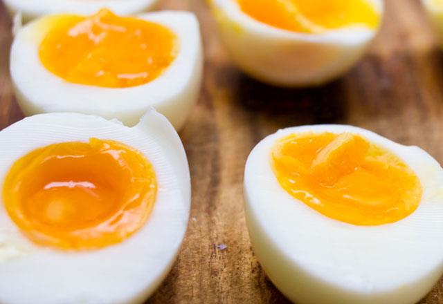 Normal koullarda bireylerin beslenme programnda 3 ana n yer alrken, bu miktarn Ramazan aynda 2 ne dtne dikkat eken Dyt. Simiti, gnein douundan batna kadar a kalnarak geirilen srede fazla yemek yenmediinde kilo verme durumu gzlenirken, a kalma korkusuyla ok fazla yemek yendiinde ise bireylerde kilo artnn gzlemlendiini belirtti.     <br>  &#8216;Yumurta, st, yourt gibi proteinler, tam tahll ekmek, kabuklu kuru yemiler, s sebze, tuzsuz ve yasz peynir ve zeytin ile tarnn ramazan sofralarnda mutlaka bulundurulmas gerektiine vurgu yapan Dyt. Simiti, Ramazan aynda 2 ana nden biri olan sahurun kesinlikle atlanmamas gerektiini ifade ederek, &#8220;Uzun sreli alklar metabolizmann yavalamasna neden olaca iin, sahurun yaplmas olduka nemlidir. Biroumuz sahurda kahvalty tercih ediyoruz.