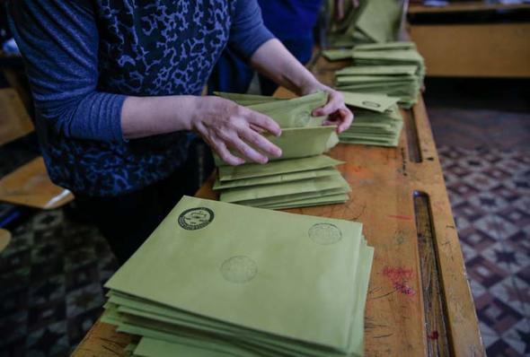 6- Sandk kurullar yeniden oluturulacak m?<br>  Seim sandk kurullarnn oluumundaki usulszlkler nedeniyle iptal edildii iin sandk kurullar yeniden oluturulacak. Sandk kurulu bakan ve yeleri devlet memurlar arasndan seilecek.