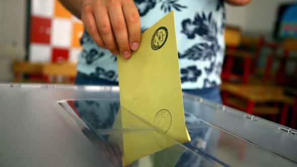 YSK, AK Parti'nin İstanbul seçim sonuçlarıyla ilgili itirazında kararını verdi. İstanbul Büyükşehir Belediye Başkanlığı seçiminin yenilenmesine, Ekrem İmamoğlu'nun mazbatasının iptaline karar verildi. Bu durumda, İstanbul'daki 10 milyon 560 bin 963 seçmen, 31 bin 124 sandıkta 23 Haziran Pazar günü yeniden oy verecek. AA muhabiri yenileme seçimiyle ilgili merak edilenleri derledi. İşte 10 soruda yenilenecek İstanbul seçimleri.