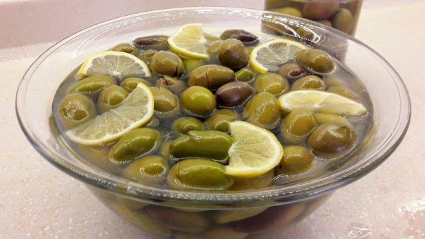 - Uzun sre tokluk hissi verdiinden kiinin gn boyu daha az yemesini salar. Kilo vermede fayda salar. Midenin asit orannn artmasn nleyerek mide duvarnn deforme olmasn engeller.     <br>- Oru tutmak isteyenler iin sahurda tketmeleri gereken ideal besindir. Yeil zeytin hem susuzlua iyi gelir hem de oru sresinde kiinin saln korur. Ala bal yorgunluun nlemi olur.    <br>- Doymam ya asidi bakmndan zengin olduundan kt kolesterol seviyesini drerek kalp ve damar saln korur.