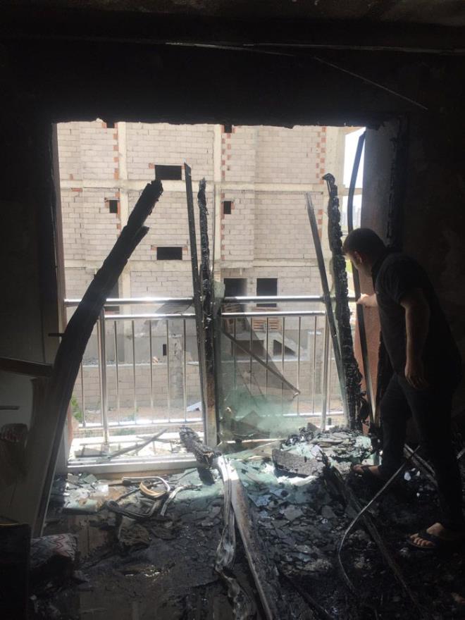 Saat 11.30 sralarnda evde elektrik kontandan yangn kt. Bir anda yangn tm evi sarnca iki kz karde evde mahsur kald. Kz kardelerin yardmna sitedeki komular yetiti. Kimi elinde kazma ile kapy krmaya koarken, kimi vatandalar hortum ile yangn sndrmeye alt.