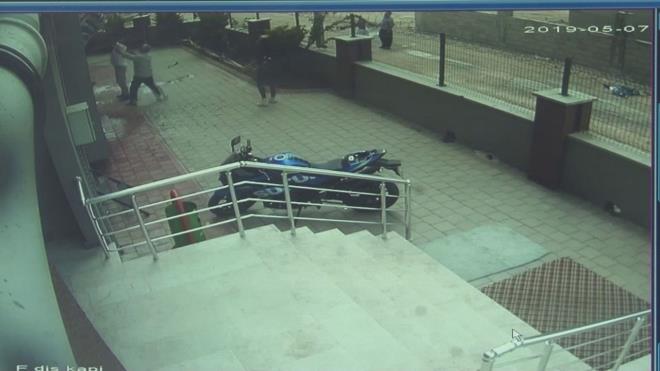 Olayn grg tanklar da yangna mdahale etmek iin apartmann yangn hortumunu kullandklarn ancak su gelmeyince kendi hortumlar ile mdahale ettiklerini, kz kardeleri glkle kurtardklarn syledi.