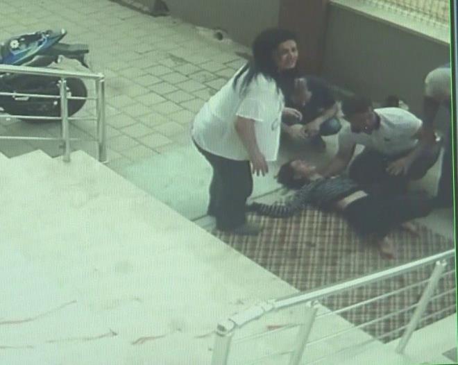 Bu arada vatandalar, alevler evi iyice sarnca balkona kan Merve Aytekin'in atlamasn istedi. Aytekin bir sre sonra balkondan kendini aa braknca komular onu tutmaya alt.