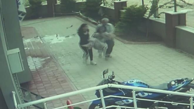 Engelli kz apartman giriine yatrlarak komular tarafndan ilk mdahale yapld. Bir sre sonra engelli kz kendine geldi. Bu anlar gvenlik kameras tarafndan saniye saniye grntlendi.