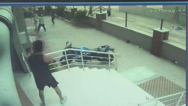 ki kz karde Adana ehir Hastanesine kaldrlrken, engelli kzn durumunun ar olduu renildi.