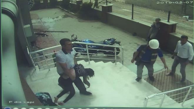 Yere den gen kz komular tarafndan yangn yerinden uzaklatrld. Ancak o engelli kz kardei ieride olduu iin feryat etmeye balad. Bir sre sonra engelli kz da komular tarafndan evden kartlarak aa indirildi.