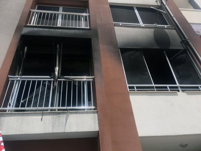 Olay merkez Saram ilesine bal arkpare Mahallesi'nde bir apartmann 1. katnda meydana geldi. Sevilay Kahraman (35) einden ayrldktan sonra engelli kz Emine (17) ile Merve Aytekin'e (19) bakabilmek iin evlerde temizlie giderek almaya balad. Sevilay Kahraman bu sabah da almaya gidince kzlar evde tek bana kald.