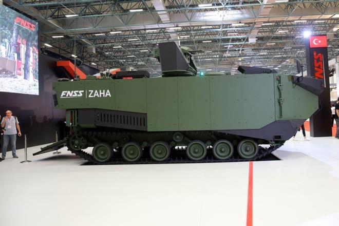 Kurt, Trk Deniz Kuvvetleri'nin 20. yzyl muharebe alan gereksinimleri uyarnca ortaya km bir ihtiya olan ZAHA'nn, havuzlu karma gemilerinde konulandrlacan belirtti.    Nail Kurt, "Belirlenen ihtiyalar erevesinde Savunma Sanayii Bakanl ve FNSS arasnda imzalanan ZAHA projesi kapsamnda tasarm ve retim yaplacak. Bu szleme kapsamnda 27 adet ara teslim edilecek, bu aralardan 23' personel tayc, 2 deti adet komuta kontrol, 2 adeti de kurtarma arac. Szleme artlar gerei teslimatlar 2021'de balayacak 2022'de tamamlanacak." dedi.    Aracn testlerinin gelecek sene tamamlanacann altn izen Kurt, istekler gerei 15 deniz miline kadar denizde hareket kabiliyeti olduunu dile getirdi