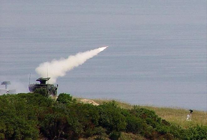 YERL FZE SSTEM 'SPER' N LK ADIM  <br>  Milli Savunma Bakanl Halkla likiler Daire Bakanlnca 2018 iinde ve yl sonundan itibaren bugne kadar geen srede meydana gelen olaylarla ilgili bilgilendirme toplants dzenlendi.    Milli Savunma Bakanl'nca hazrlanan metni okuyan Tantm Subay Deniz Binba Nadide ebnem Aktop, yerli ve milli uzun menzilli hava ve fze savunma sistemi Siper iin ilk admn atldn syledi