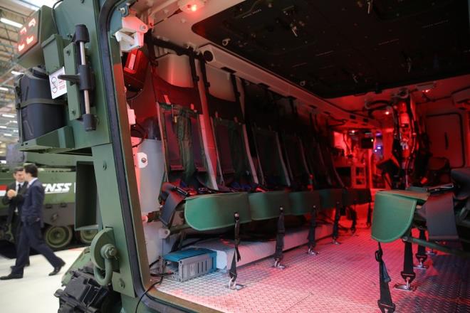 Kurt, ilerinde 21 personelle, yine tanmlanan hzlarda personel koruma altnda sahile kacana iaret ederek, sahilde ve karada bir zrhl personel taycyla kara harekatna devam edeceini anlatt.    Bu aracn NATO'da sadece bir lkede olduunun altn izen Kurt, "Baka bir projeden uyarlanm bir ara deil. Mayn ve balistik korumas, personel tama kapasitesi, kara ve deniz harekatnda dier rakiplerinden daha stn bir ara." diye konutu.    Cumhurbakanl Savunma Sanayii Bakan Yardmcs Mustafa eker de, ZAHA gibi byk projeleri program olarak grdn ve bu tr projelerde birok KOB'nin de katksnn olduunu syledi.