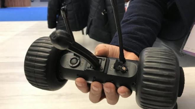 TE TRK ASKERNN BR KARI BOYDAK YEN GZCS<br>    Yeni teknolojilerle birlikte gvenlik glerinin ihtiyalarna ynelik sunulan rnler de eitleniyor.    Hafif Snf nsansz Kara Arac kategorisinde yer alan, kk boyut ve yarm kilogramn altnda arla sahip TRobot, keif-gzetleme kabiliyetleriyle dikkati ekiyor.