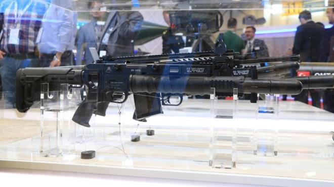 SLAHLI KUVVETLERE MNYATR FZE    ROKETSAN, fze rn ailesinin en yeni yelerinden olan Yataan Fze Sistemi&#8217;ni,14'nc Uluslararas Savunma Sanayii Fuar'nda (IDEF'19) tantt.      Tek piyade tarafndan mevcut bombaatar silahlaryla kullanlabilecek ekilde tasarlanan Yataan, meskun mahal muharebelerine; hassasiyet, menzil ve hedefe ynelmi tahrip gc getiriyor.    Yataan, hafiflii ve hassasiyeti ile insansz kara, deniz ve mini insansz hava aralarnn da silah olabilecek.