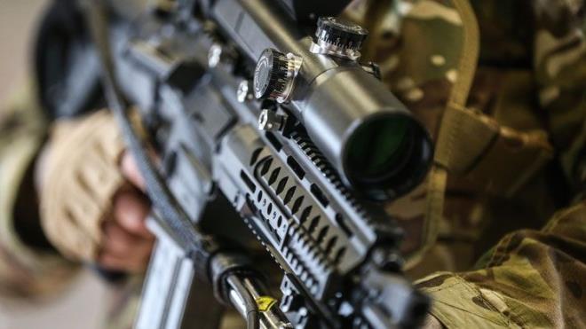 Yeniay, silahn Trk mhendisliinin baars olduuna dikkati ekerek, "Dnyada bu gte tanabilir ilk lazer silahn gelitirdik. u anda Trk Silahl Kuvvetleri'nde kullanmda yok. Yaknda olacak." dedi.