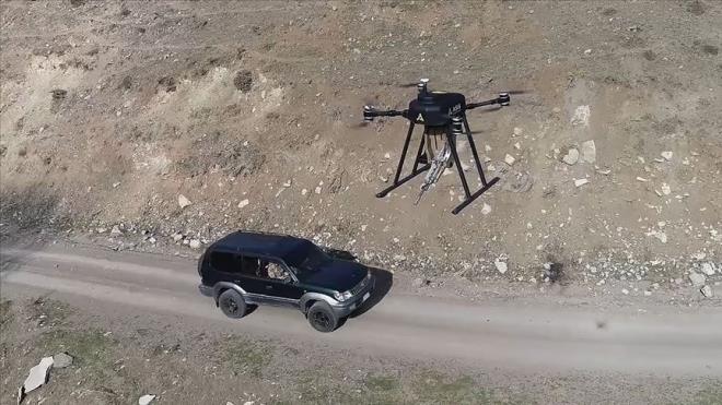 TE LK MLL SLAHLI DRONE  <br>  Trk savunma sanayisi bnyesinde "drone"lar kullanlarak gelitirilen gvenlik zmlerine bir yenisi eklendi.    Ar-Ge kaynakl yazlm ve donanm rnleri gelitiren Asis Elektronik ve Biliim Sistemleri, bu yl itibaryla savunma sanayisindeki faaliyetleri iin ASSGUARD markasn oluturma karar ald.