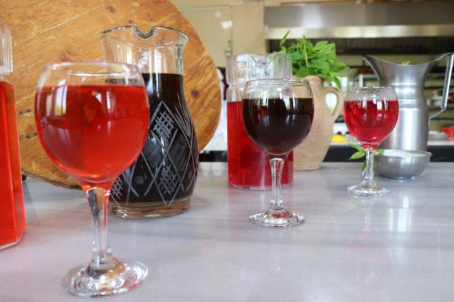 Huzur ve bereket ay ramazanda dengeli beslenme ve salkl rn tketme daha da nem kazanyor. Hava scaklnn her geen gn artt ramazan aynda sv tketimindeki tercihler salk asndan da nemli. Zengin tarihi ve kltrel deerleri bnyesinde barndran Diyarbakr'n unutulmaya yz tutan lezzetlerinin peine den Diyarbakr Olgunlama Enstits, yresel iecekleri orijinal tariflerine uygun olarak hazrlyor. Kzlck, vine, zm, demirhindi, limon, karanfil, meyan gibi meyve ve ifal bitkilerle yaplan erbetler ve iecekler, salkl olduu kadar gze ve damaa da hitap ediyor.