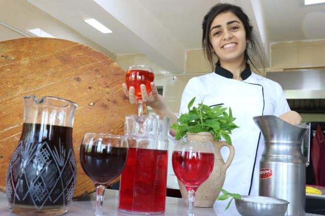 Salkl beslenmede iecek nemli    Diyarbakr Olgunlama Enstits yiyecek iecek hizmetleri retmeni Glden Bulut Durak, usta reticilerle ramazana zg serinleten erbetler hazrlyor. Hazrladklar erbetleri sipari dorultusunda sata da sunan enstitdeki retmen ve usta reticiler ayn zamanda unutulmaya yz tutan bu iecekleri tarifleriyle kayt altna alyor.