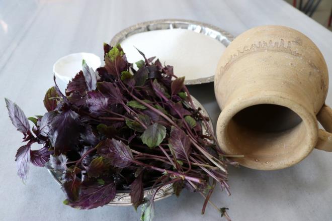 Bunun yan sra reyhan erbeti, naneli ayran, limonata, vine suyu ve pekmez erbetinin de ramazanda rahatlkla tketilebileceini ifade eden Durak, salkl beslenmede salkl iecein nemli olduuna deindi. Durak, "Anadolu lezzet aratrmaclar olarak, gazl ve asitli iecekler yerine meyvelerden ya da salkl otlardan yaplan erbetlerin ve sularn tketilmesini tavsiye ediyoruz." dedi.