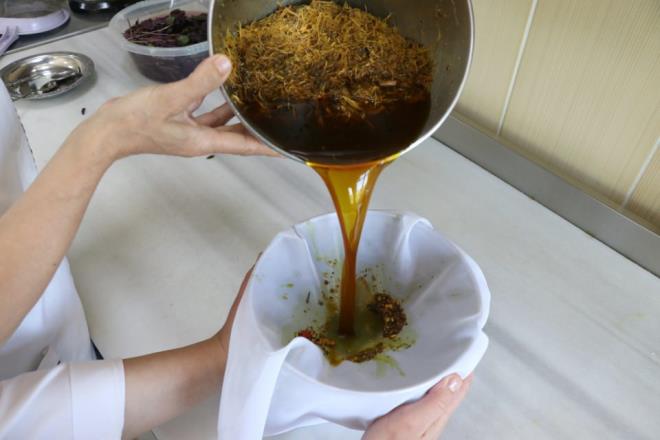 "Fosforik asit refl ve gastrit gibi mide rahatszlklarna neden olur. Gazl ieceklerde bulunan kafein, uyku problemlerine, ba arsna, konsantrasyon glklerine, kalp ritim bozukluklarna neden olur.