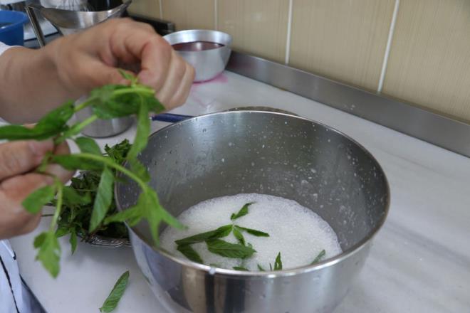 Ramazan ay boyunca susuzluu gidermek iin en kaliteli svnn su olduuna dikkati eken Tay, bunun yan sra evde yaplan taze limonata, meyan erbeti, ayran gibi ieceklerin de tercih edilebileceini kaydetti.